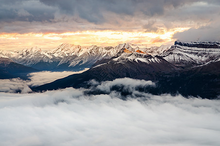 加拿大班夫冬季山脉的多彩日出与冬季山脉图片