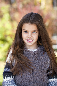 秋天公园的美容小姑娘快乐美化女儿脸蛋头发童年季节眼睛女孩孩子图片