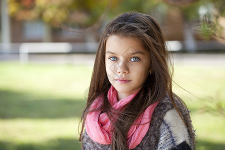 秋天公园的美容小姑娘女孩美化脸蛋女性童年女学生头发眼睛孩子快乐图片
