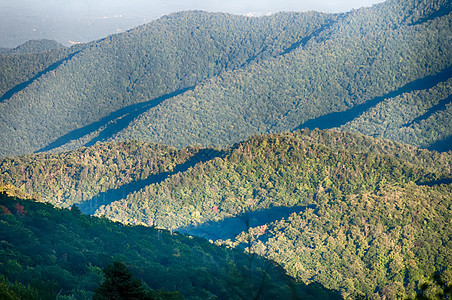 日落时的斯摩克人的简单层层   烟雾山纳特树木蓝色国家脊线橙子坡度日出天线山峰公园图片