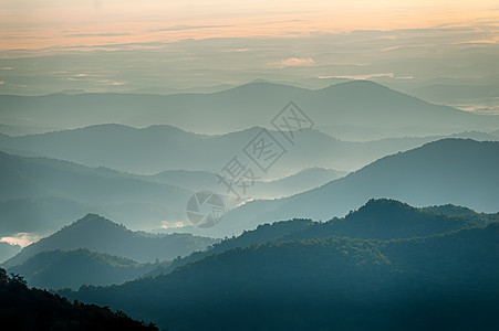 日落时的斯摩克人的简单层层   烟雾山纳特公园天线脊线剪影紫色图层坡度橙子林线山峰图片