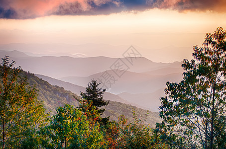 日落时的斯摩克人的简单层层   烟雾山纳特天线国家林线蓝色山峰剪影橙子树木公园高度图片