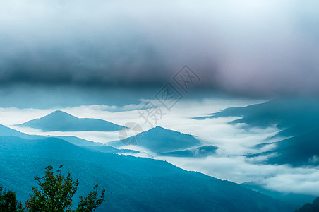 日落时的斯摩克人的简单层层   烟雾山纳特橙子日出山峰蓝色剪影坡度国家树木高度公园图片