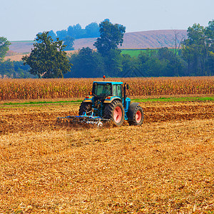 拖轨机械农业场景乡村土地农场机器土壤天空蓝色图片
