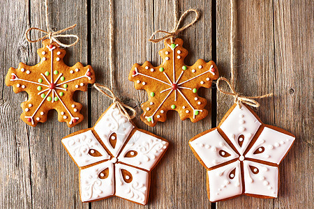 圣诞节自制的姜饼饼干蛋糕甜点桌子传统香料装饰木头星星假期食物图片