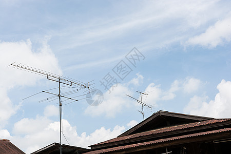 屋顶上的电视天线接待电缆蓝色广播渠道技术信号收音机卫星频率图片