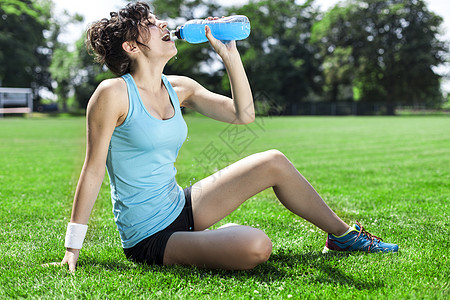 疲累的女跑者跑完跑后休息运动女孩毛巾女性胸罩身体跑步场地女士瓶子图片