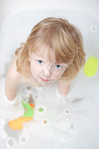 在浴缸里的男孩金发头发卫生童年保健浴室孩子泡沫男生图片