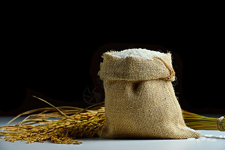 大米在布罗普麻袋种子解雇帆布米粒黄色白米素食木头水稻背景图片