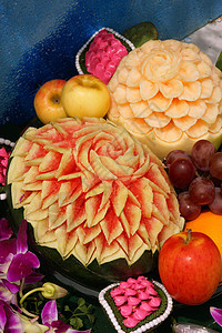 泰国的水果雕刻婚礼文化叶子接待风格桌子花朵甜点创造力甜瓜装饰中心图片