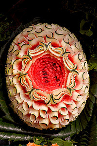 泰国的水果雕刻婚礼文化创造力甜瓜中心花朵桌子接待雕塑装饰品玫瑰西瓜图片