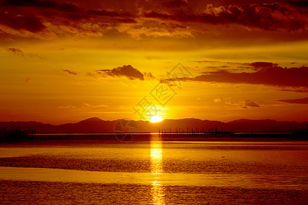 感谢泰国南部湖边的日落 笑声高地薄雾季节太阳橙子光束土地天堂天气国家图片