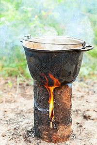用斯堪的纳维亚圆木蜡烛做饭游客壁炉森林美食乡村食物烹饪国家营火木炉图片
