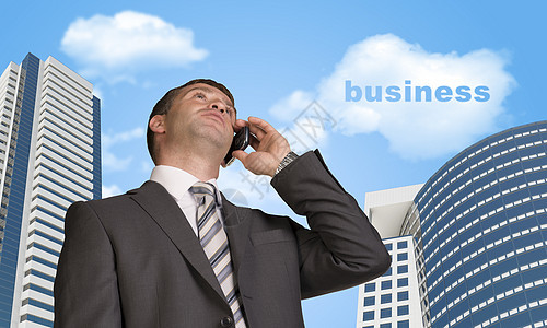商务人士在电话上聊天 有文字业务的云图片