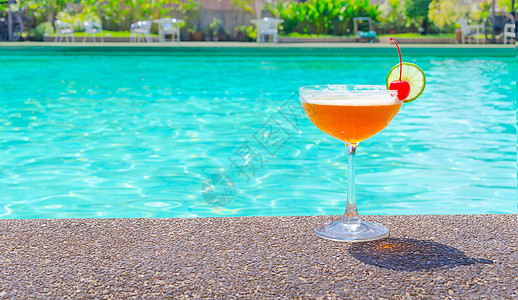夏天在游泳池附近的鸡尾酒果汁热带泳池旅行蓝色奢华玻璃水池柠檬情调图片