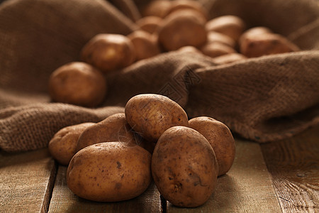桌子上的土豆 没有比对的土豆植物厨房蔬菜园艺麻布亚麻饮食生产团体收成图片