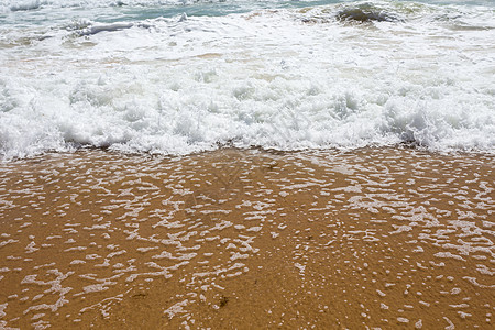 美丽的地中海水在岸边的欢呼声波浪海滩天蓝色边缘海岸蓝色断路器水晶泡沫假期图片