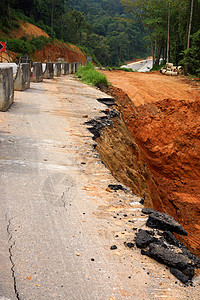 路旁的沥青路侧面自1995年12月1日以来倒塌和倒塌裂缝衰变地球脆皮地面运输损害图层岩石环境图片