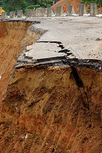路旁的沥青路侧面自1995年12月1日以来倒塌和倒塌损害图层材料运输黏土地面地球衰变土壤警告图片