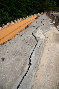 沥青路面因地面崩塌而裂开脆皮警告运输衰变危险损害地球材料图层杂草图片