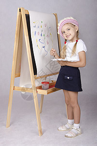 画家形象中的女孩会用斜线画画白色调色板平局孩子面孔微笑职业油漆工作室涂鸦图片