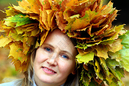 头顶有黄色叶子的女人图片