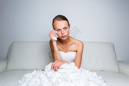悲哀的新娘哭泣 被击打 感到低落和沮丧图片