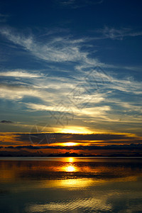 日落的天空和湖泊风景旅行天气气候季节国家高地薄雾农村太阳图片