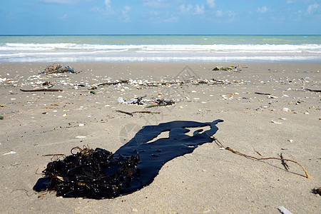 海滩上的石油球体支撑海洋生态白色海岸线海岸重油棕色灾难图片