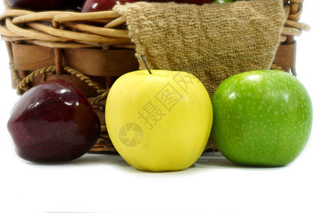 在篮子里的苹果 白色背景反射甜点水果果汁营养食物花园饮食生态叶子图片
