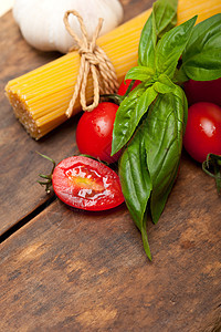 意大利意大利意大利面糊番茄和巴西尔餐厅草本植物食谱蔬菜美食乡村叶子木头宏观营养图片
