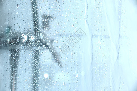 在阵雨下墙纸窗户流动水滴液体天气宏观玻璃溪流波纹图片