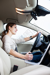 驾驶汽车的妇女车轮卫星全球座位男性交通速度旅行成人学习图片