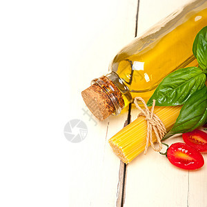 意大利意大利意大利面糊番茄和巴西尔食物草本植物木头食谱香料宏观面条乡村营养餐厅图片