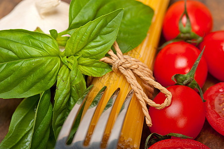 意大利意大利意大利面糊番茄和巴西尔烹饪盘子餐厅饮食宏观午餐乡村营养木头食物图片