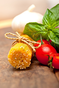 意大利意大利意大利面糊番茄和巴西尔营养叶子美食食物面条厨房午餐饮食盘子烹饪图片