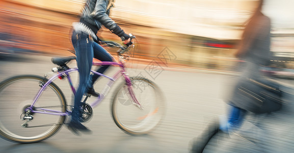 城里的自行车手和行人图片