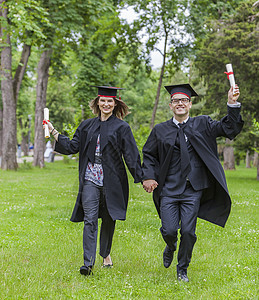 快乐毕业朋友们微笑学习证书喜悦成就帽子幸福恋人教育图片