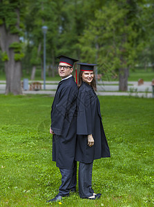 毕业日一对夫妇快乐微笑成就文凭男性学校大学教育女孩学生图片