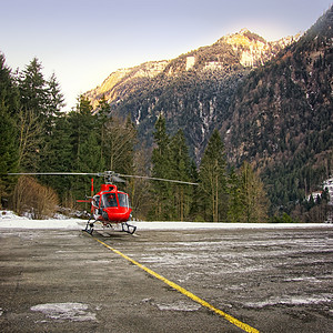 红色直升机降落在Jungfrau地区的图片