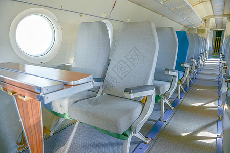 拥有许多座位的飞机的内部内部车辆旅行班级门厅喷气经济飞机场桌子假期运输图片