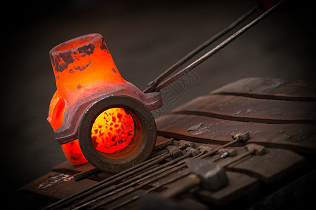熔炉中的热铁制造业铁匠重负生产金属冶金炼铁温度产品冶炼背景图片