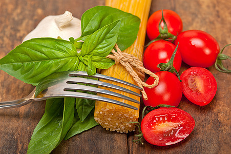 意大利意大利意大利面糊番茄和巴西尔食物香料饮食食谱美食午餐乡村蔬菜面条木头图片
