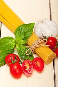 意大利意大利意大利面糊番茄和巴西尔面条烹饪厨房草本植物叶子木头食物蔬菜盘子宏观图片