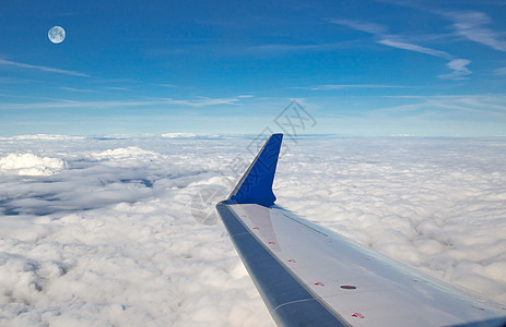 飞机翼和有月亮的云图片