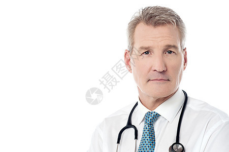 带着微笑的 经验丰富的医生 在白色上被孤立图片