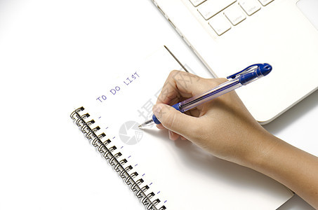 妇女用笔笔在笔记本上的手写空白杂志文档记事本议程白色女士艺术手指桌子图片