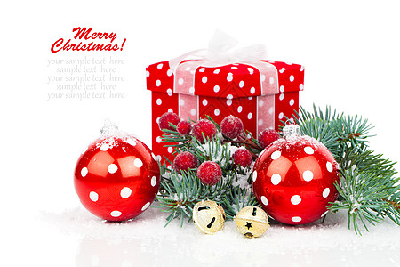 圣诞球和圆形树枝 上面有零星的装饰品假期装饰季节松树风格金子绿色雪花星星传统图片