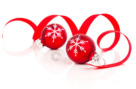 2个红色圣诞节装饰球 带刺绣丝带 隔离 O玻璃装潢圆圈曲线丝绸磁带成功新年细绳反射图片