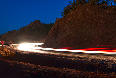 夜里有一辆汽车 在一条危险转弯的山路上图片